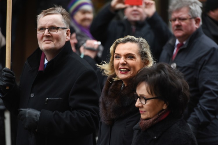 Senator Prawa i Sprawiedliwości, Anna Maria Anders (C), posłanka PiS Elżbieta Witek (P) oraz senator PiS Waldemar Bonkowski (L)