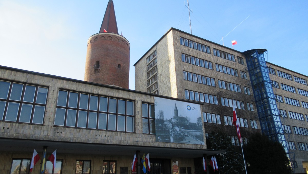 Wicewojewoda Violetta Porowska odniosła się dzisiaj do strajkujących w Dobrzeniu Wielkim. Zaapelowała, by uszanować decyzję Rady Ministrów. Pokreśliła także, że w tej chwili "obecność wojewody to nie jest obecność właściwych osób". Przypomnijmy, że strajkujący domagają się przyjazdu wojewody do Dobrzenia.