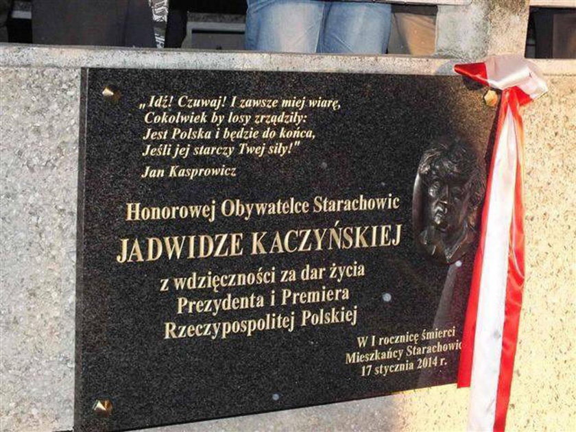 Oto tablica pamiątkowa, którą postawiono matce Kaczyńskich