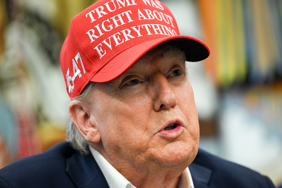 Donald Trump w czerwonej czapce z daszkiem