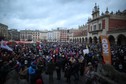 Protesty przeciwko lex TVN na Rynku w Krakowie