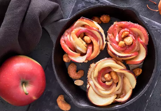 Różyczki z jabłek. Domowy przepis na jesienne ciasteczka z odrobiną karmelu