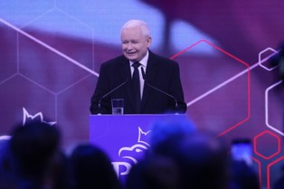 800 Plus, bezpłatne autostrady, darmowe leki dla seniorów i dzieci. Jarosław Kaczyński przedstawił program PiS