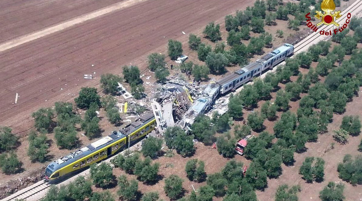 A két vonat azonos sínpályán, egymással szemben haladt, elkerülhetetetlen volt a tragédia /Fotó: MTI