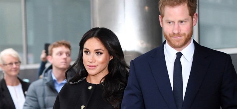 "Nareszcie ktoś mądry powiedział jej, co powinna założyć". W końcówce ciąży księżna Meghan wreszcie zadowoliła internautów stylizacją. FOTO