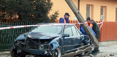 Staranował płot i ściął słup elektryczny. ZDJĘCIA