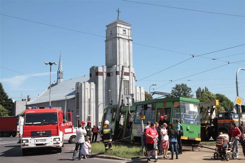 Tramwaj wbił się w słup