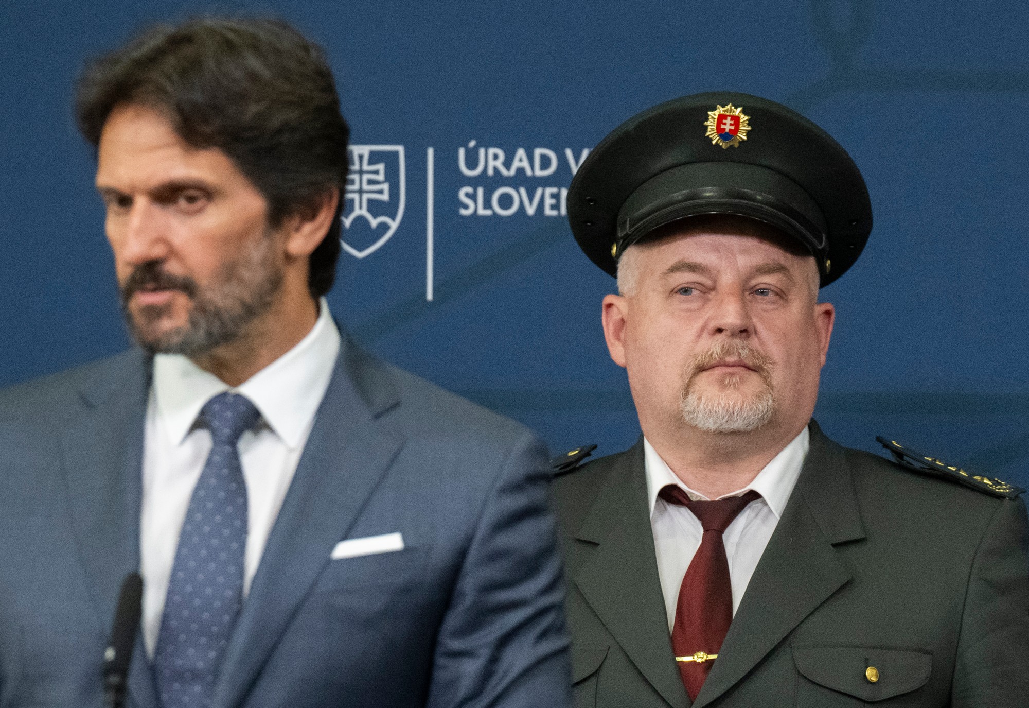 Zľava podpredseda vlády a minister obrany SR Robert Kaliňák (Smer-SD) a prezident Policajného zboru SR Ľubomír Solák.