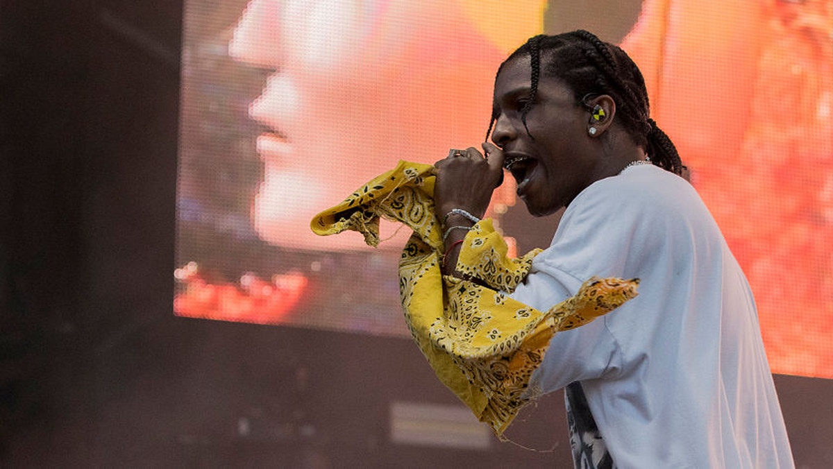 Amerykański raper A$AP Rocky został oskarżony o dokonanie napaści w związku z bójką w Sztokholmie i na czas procesu pozostanie w areszcie - poinformowała szwedzka prokuratura. Za artystą wstawiał się osobiście prezydent USA Donald Trump.