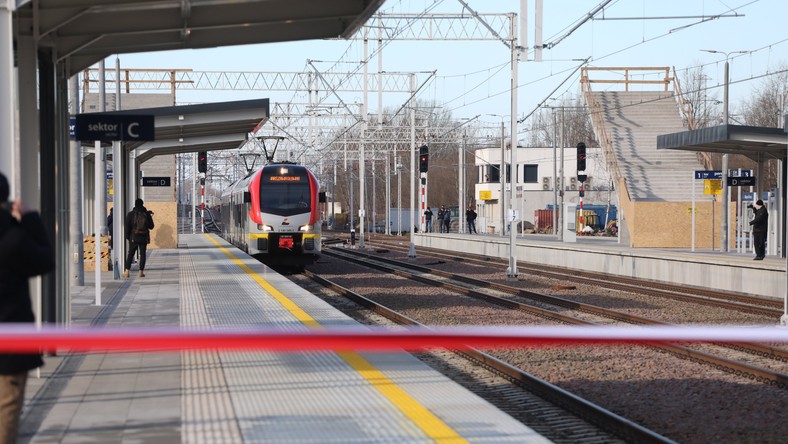 Dworzec Warszawa Główna znów otwarty. Na stację wjechał pierwszy pociąg ...