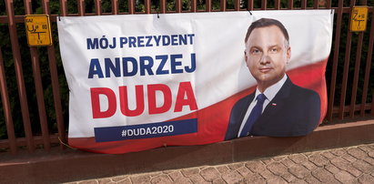 Tak dewastował baner Andrzeja Dudy. Wandala nagrały kamery