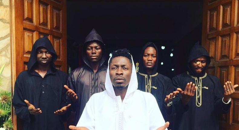 Shatta Wale leads his men to pray