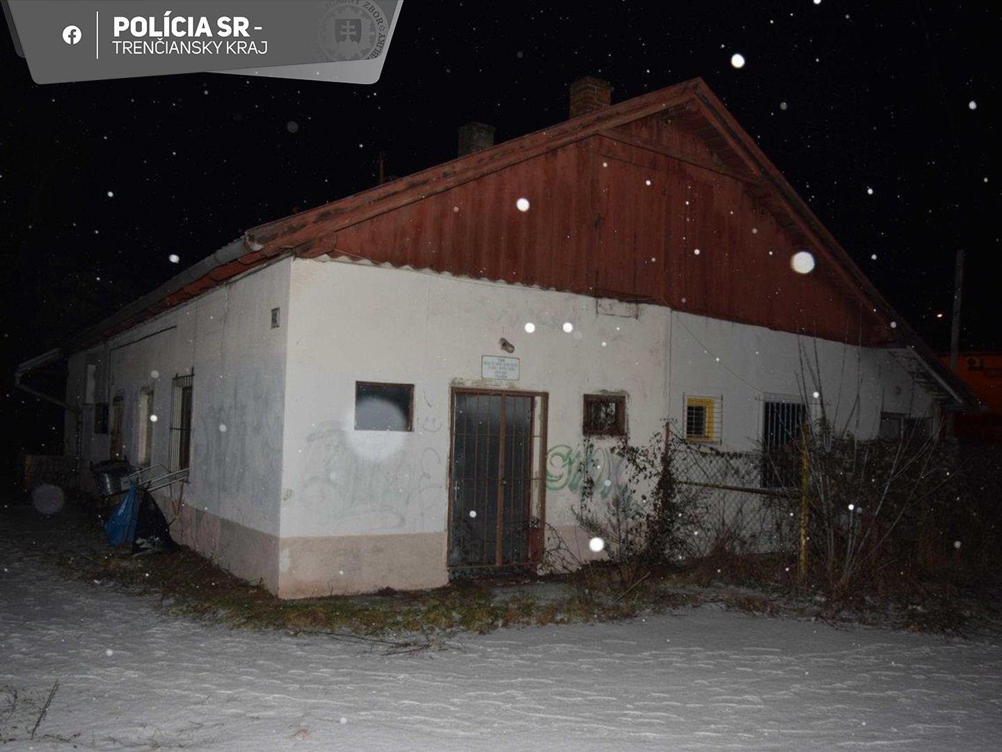 Pri požiari opustenej budovy v Trenčíne utrpeli zranenia traja ľudia.