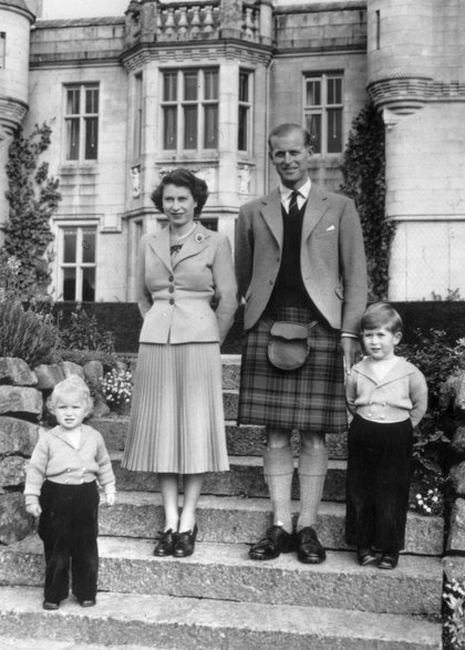Elżbieta II i książę Filip z dziećmi: Karolem i Anną