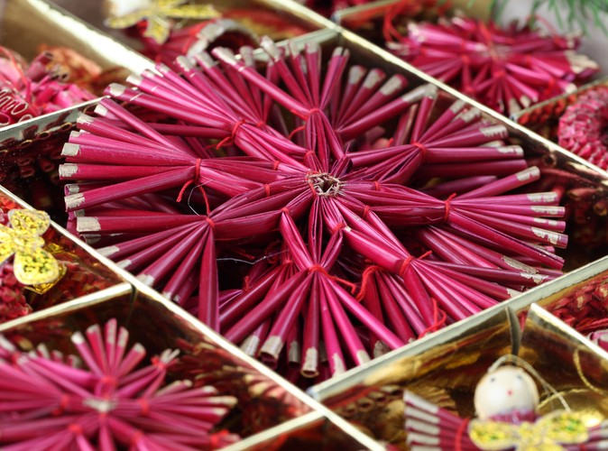 Barwione ozdoby ze słomki - nawiązanie do tradycji