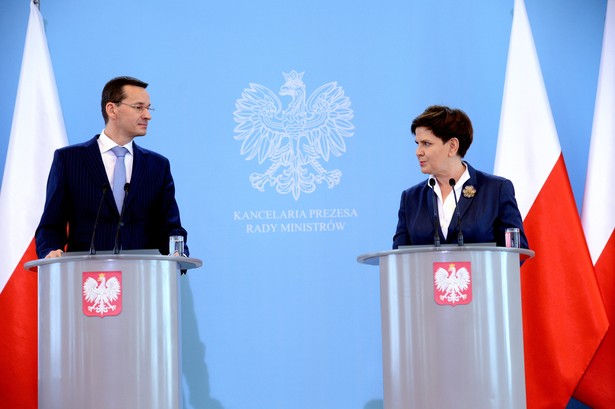 Beata Szydło oraz Mateusz Morawiecki podczas konferencji prasowej w KPRM.