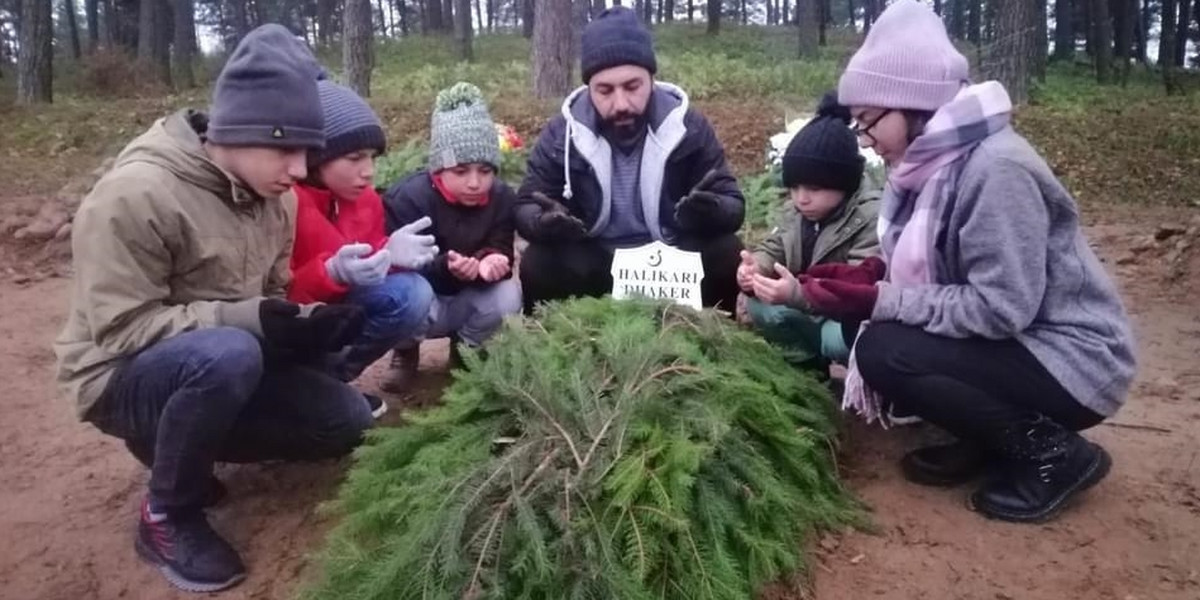 Murad wraz z pięciorgiem dzieci pożegnał swojego nienarodzonego syna.