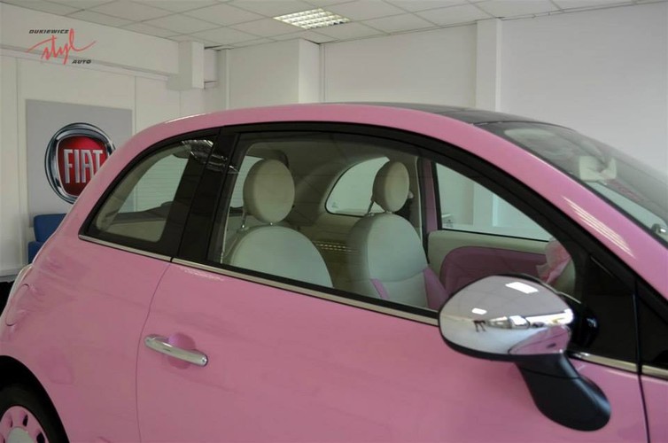 Grażyna Szapołowska sprawiła sobie różowego fiata 500