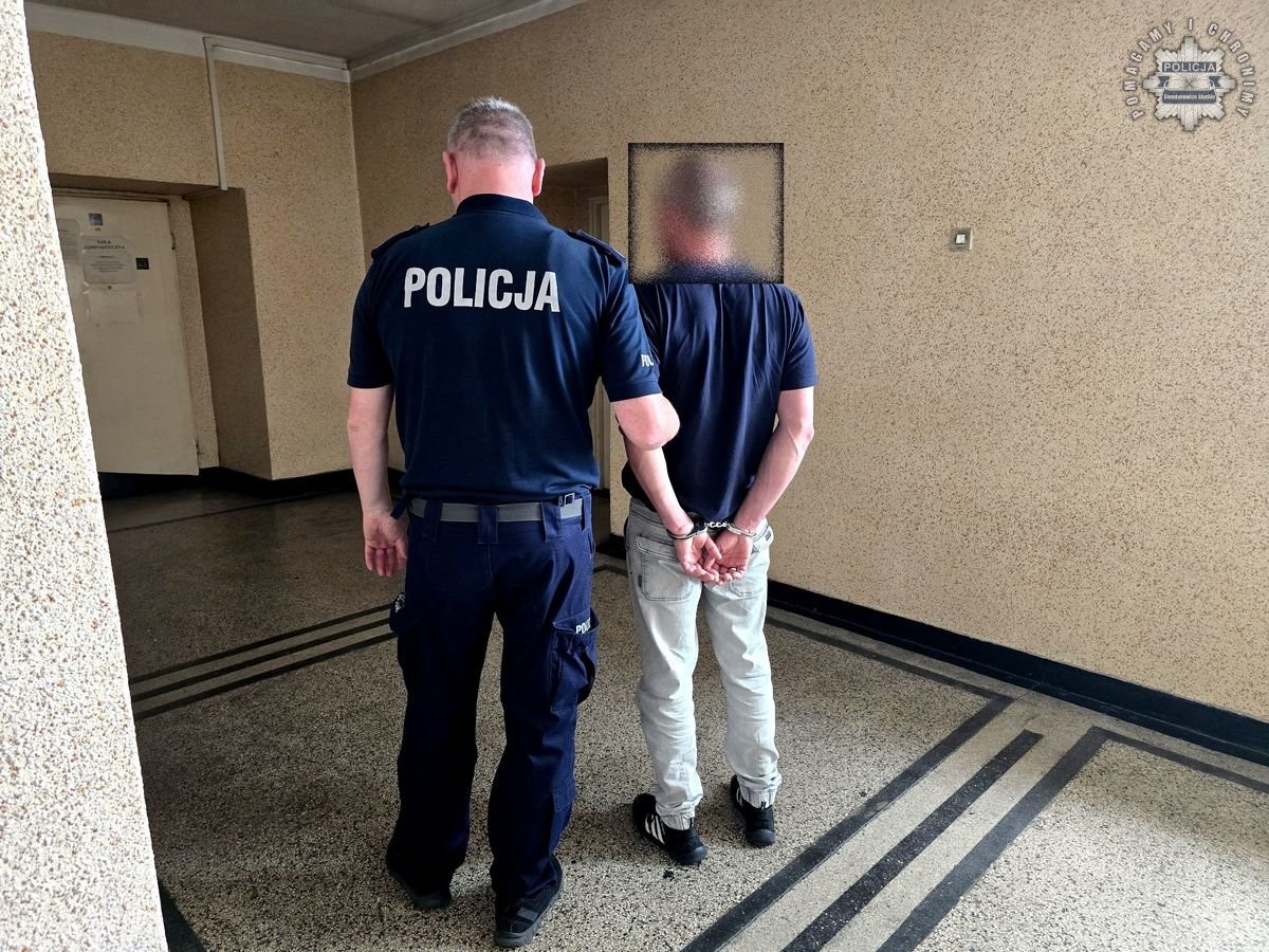 The aggressor threatened random people. He was supposed to use a knife and scissors