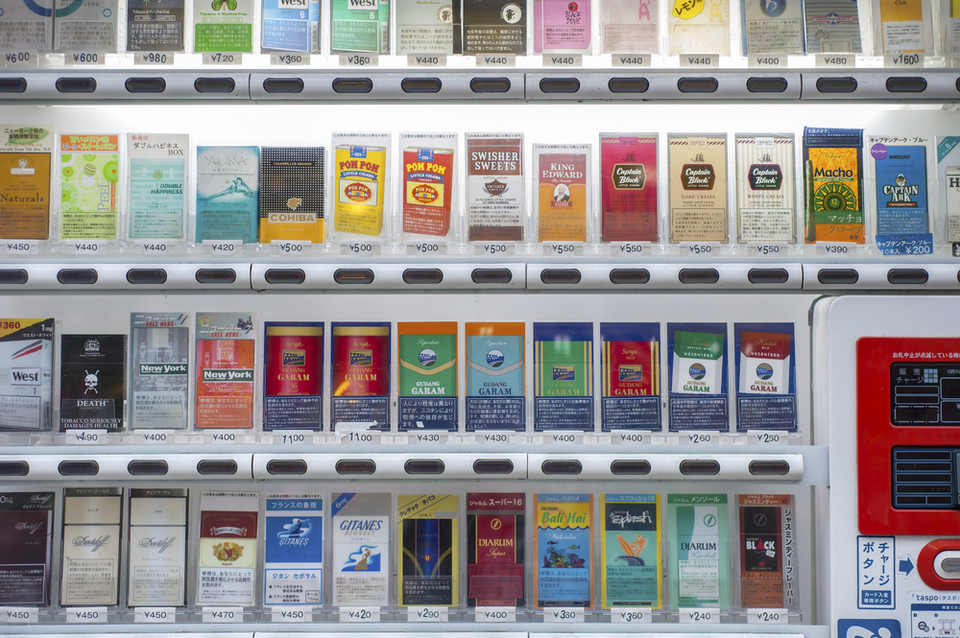 Automat z papierosami w Tokio