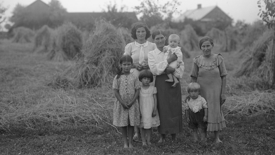 Służące z dziećmi w Uninie, rok 1939 (zdj. ilustracyjne)