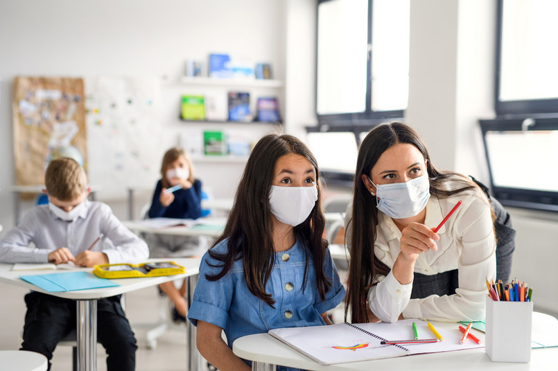 Ubezpieczenie szkolne a koronawirus: Czy można liczyć na odszkodowanie w przypadku zakażenia?