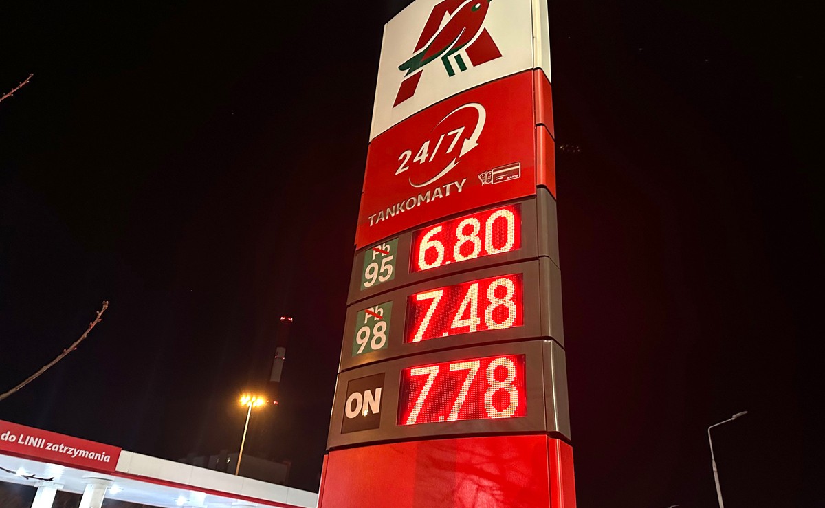 Pylon stacji paliw Auchan z wyświetloną ceną 6,80 zł za litr benzyny 95
