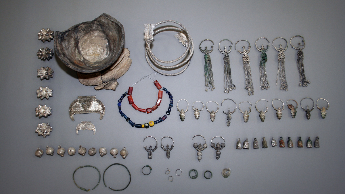 Średniowieczne srebra w rękach archeologów. Biżuteria należała do  „księżniczki”? - Wiadomości
