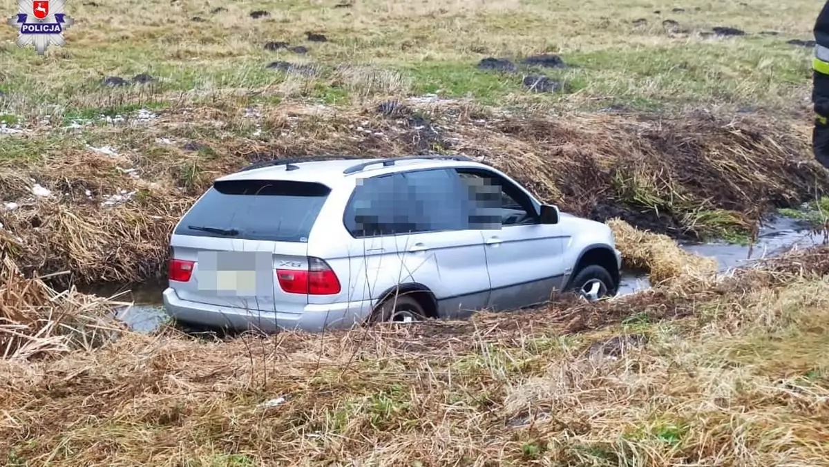 W Żmudzi pijany 45-latek stracił na łuku drogi panowanie nad autem i wjechał do rowu