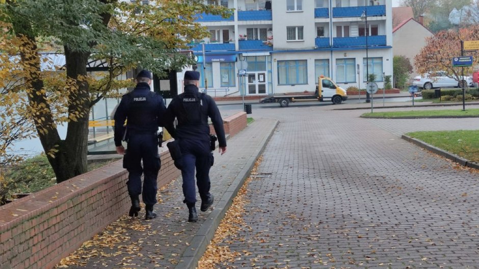 Policja patroluje teren Drawska Pomorskiego w ramach pieszych patroli