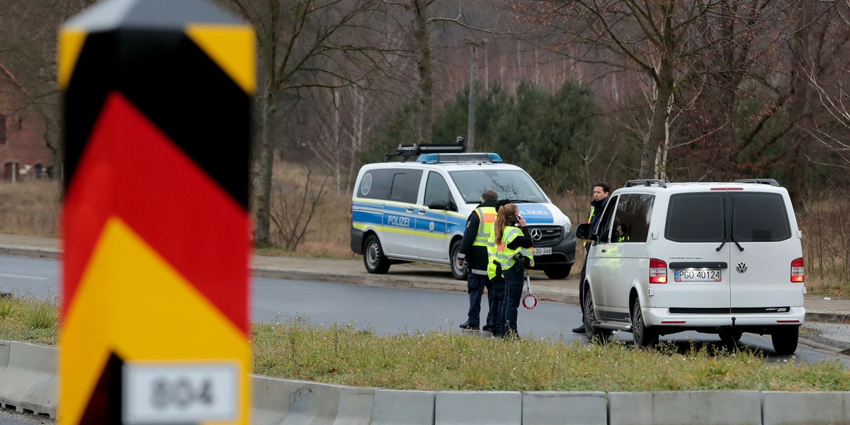 Z danych MSW RFN podanych w poniedziałek wynika, że policja skontrolowała dotychczas na granicy 10 tys. osób i zawróciła około 5 tys.