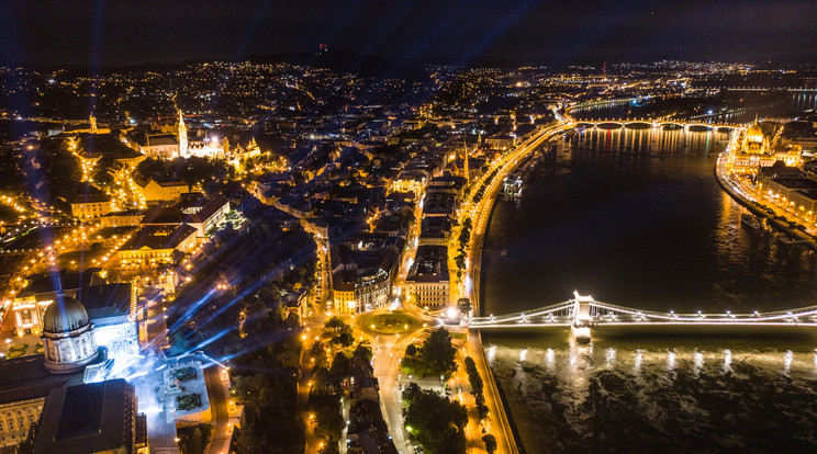 Az Ébred a város című dal elképesztő látvánnyal és pörgős beatekkel ünnepli Budapest újranyitását