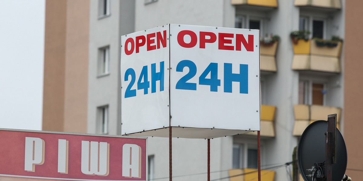 Zakaz sprzedaży alkoholu w centrum Katowic obowiązuje od godz. 22 do 6. Nie dotyczy barów, pubów i restauracji