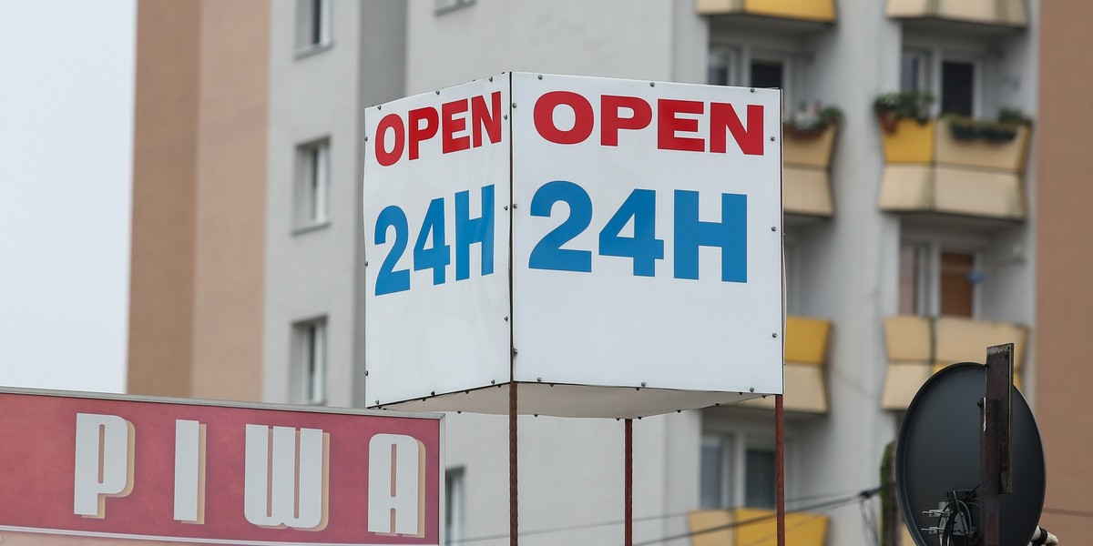 Zakaz sprzedaży alkoholu w centrum Katowic obowiązuje od godz. 22 do 6. Nie dotyczy barów, pubów i restauracji