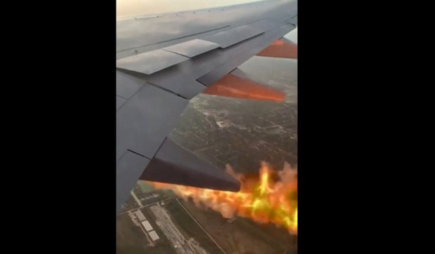 Vatra izbija iz motora aviona na letu Hjuston-Kankun