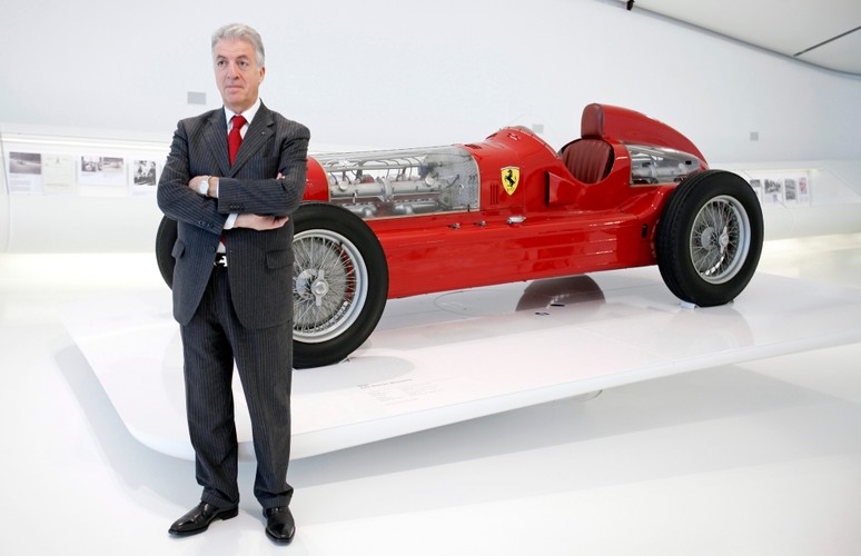 Piero Ferrari, syn Enzo Ferrari i jednocześnie wiceprezes Ferrari. Za nim słynny model Alfa Romeo Bimotore z 1935 roku w muzeum Enzo Ferrari w Modenie we Włoszech.
