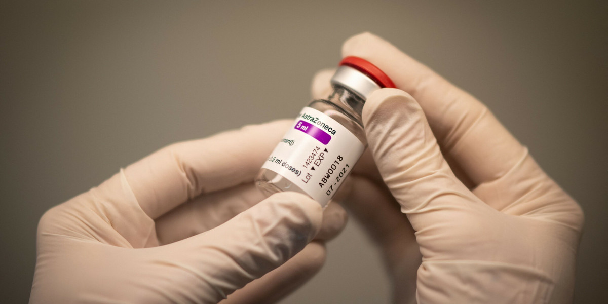 EMA oceniła w ubiegłym tygodniu, że szczepionka AstraZeneki nie jest związana ze zwiększeniem ogólnego ryzyka wystąpienia zakrzepów krwi. Ta ocena jest wciąż aktualna, natomiast analiza sprawy zakrzepów jest kontynuowana. 