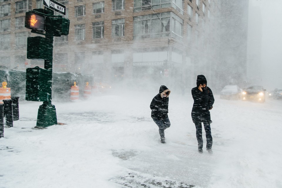 epa06416947 - USA WINTER STORM IN NEW YORK (Winter storm in New York)