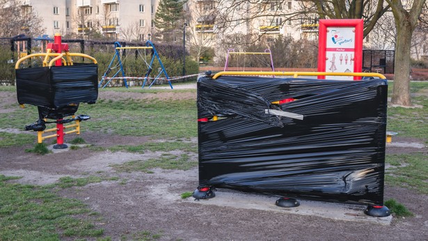 Zamknięta siłownia plenerowa podczas pandemii COVID-19 w Warszawie