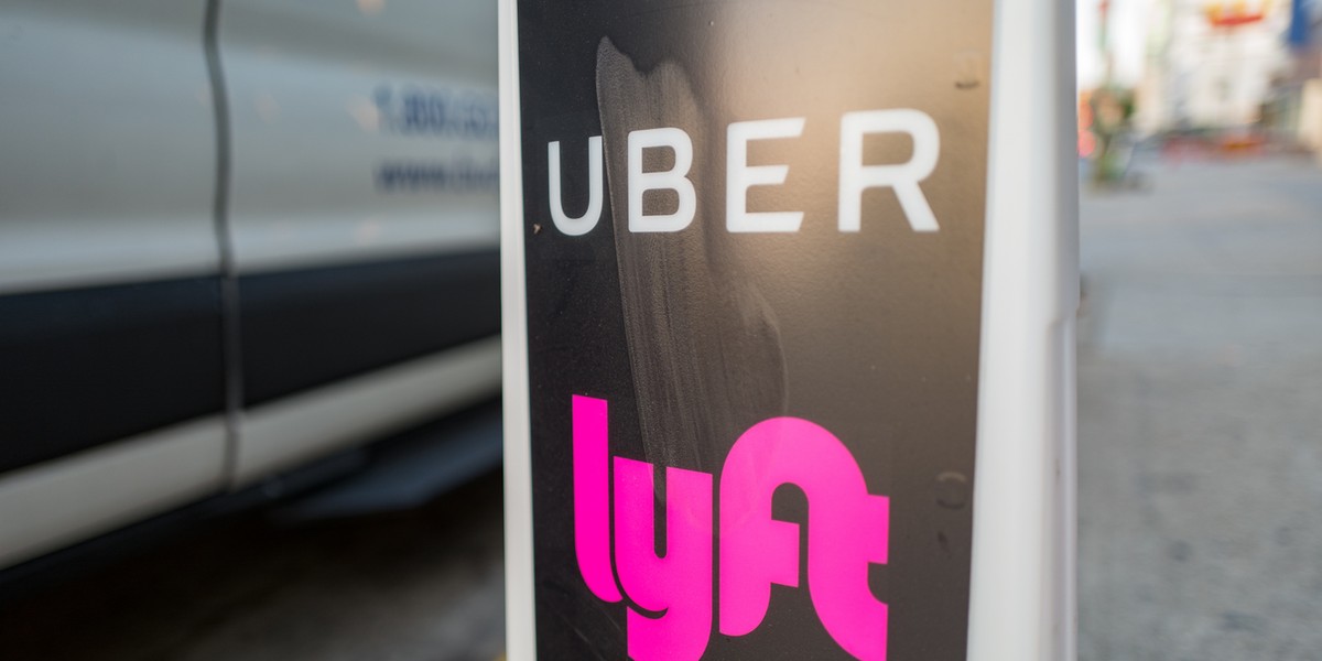 Uber i Lyft - dwaj najwięksi konkurenci na rynku przewozów zamawianych przez aplikacje - złożyli dokumenty potrzebne do debiutu giełdowego w 2019 roku