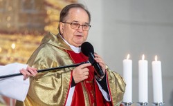 O. Rydzyk narzeka na limity w kościołach. Jest reakcja wiceministra