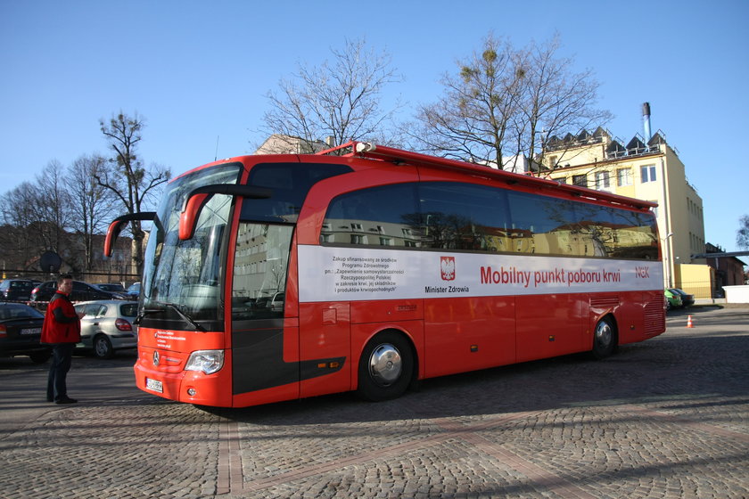 Krwiobus pod urzędem miasta 