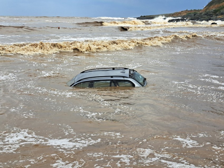 Bilo je i nestanka struje, a vlasti su upozorile stanovnike da ne piju vodu iz česme zbog zagađenja od poplavnih voda. 