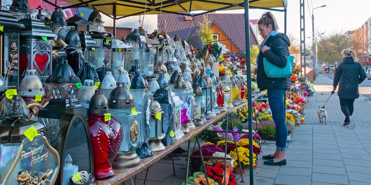 Znicze i wkłady są znacznie droższe. Jednak sprzedawcy nie zbiją na tym kokosów.