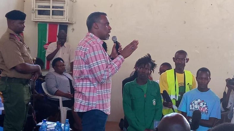 DPP Noordin Haji with residents of Kayole Estate during the Community Dialogue forum on Thursday (Twitter)