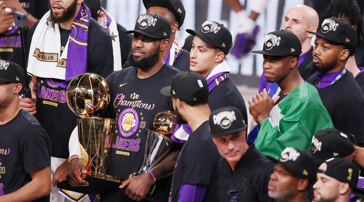 Középen LeBron James, a Lakers és az NBA-trófea. / Fotó: EPA/Erik S. Lesser