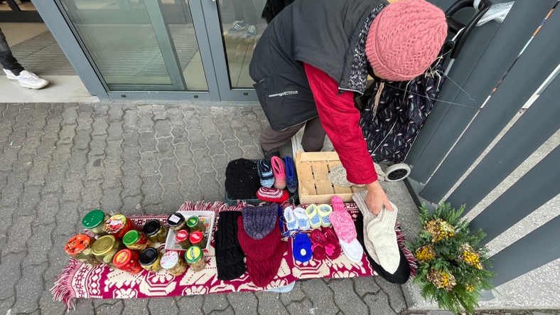 Przez sześć godzin na chłodzie Teresa sprzedała dwie pary skarpet