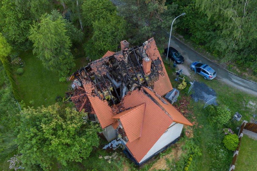 Pożar domu w Głuchołazach. W krzakach znaleziono ranną kobietę