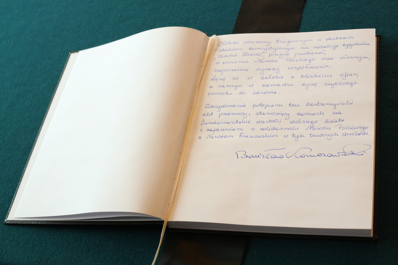 Wpis prezydenta Bronisława Komorowskiego do księgi kondolencyjnej. Świat w reakcji na zamach we Francji
