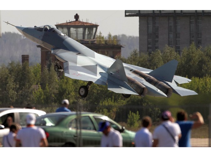 Niewidzialny rosyjski mysliwiec Suchoj T-50 podczas pierwszego dnia pokazów na lotnisku Żukowski